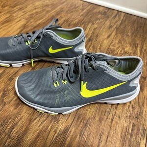 Nike Flywire Women's Size 7.5 Gray Green Running Sneakers Shoes